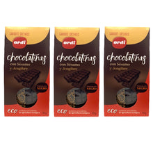 Carregar imatge al visor de la galeria, Xocolatines 70% cacau amb sèsam i gingebre 70g